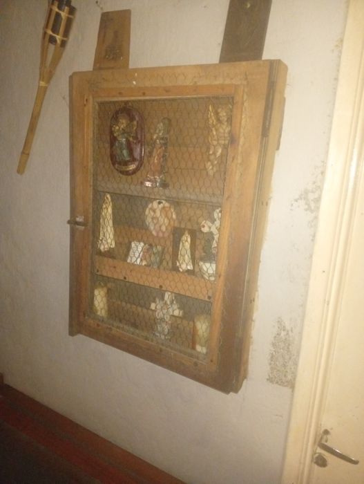 Éstante utilizada como santuário