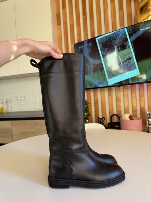 Чорні шкіряні чоботи