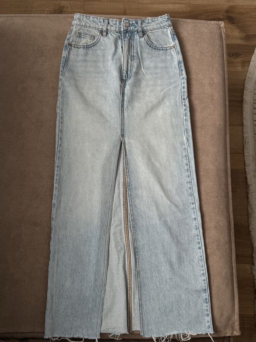 Джинсова спідниця міді блакитного кольору розмір S / M