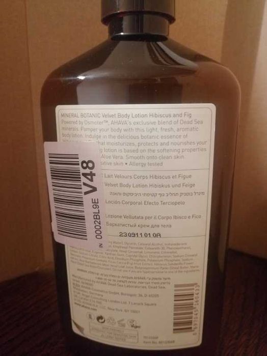 Mineral Botanic Velvet Body Lotion - Hibiscus and Fig emulsja do ciała