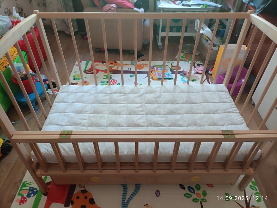 Детская кроватка с ящиком и маятником