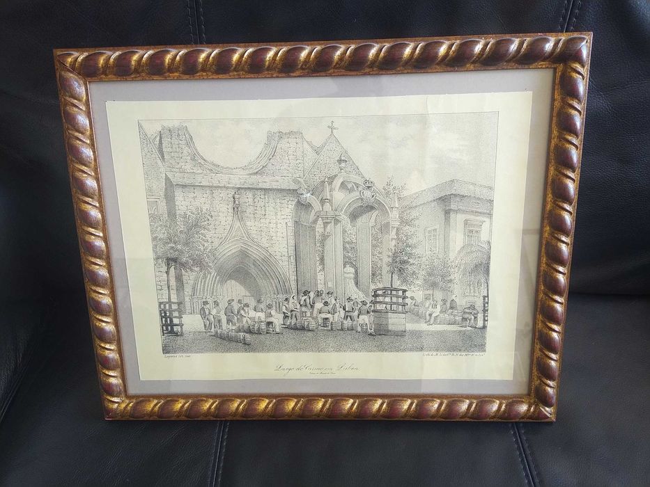 Quadro estampa "Largo do Carmo, Lisboa 1840". Moldura em talha dourada