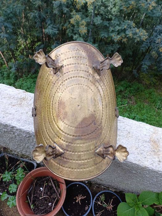 Cesto de lenha antigo, em latão