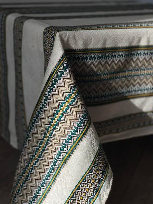 ТКАНІ скатертини, гурт та роздріб ,на повідомлення, не відповідаю