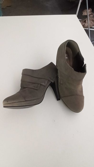sapatos, botas tacão e compensados