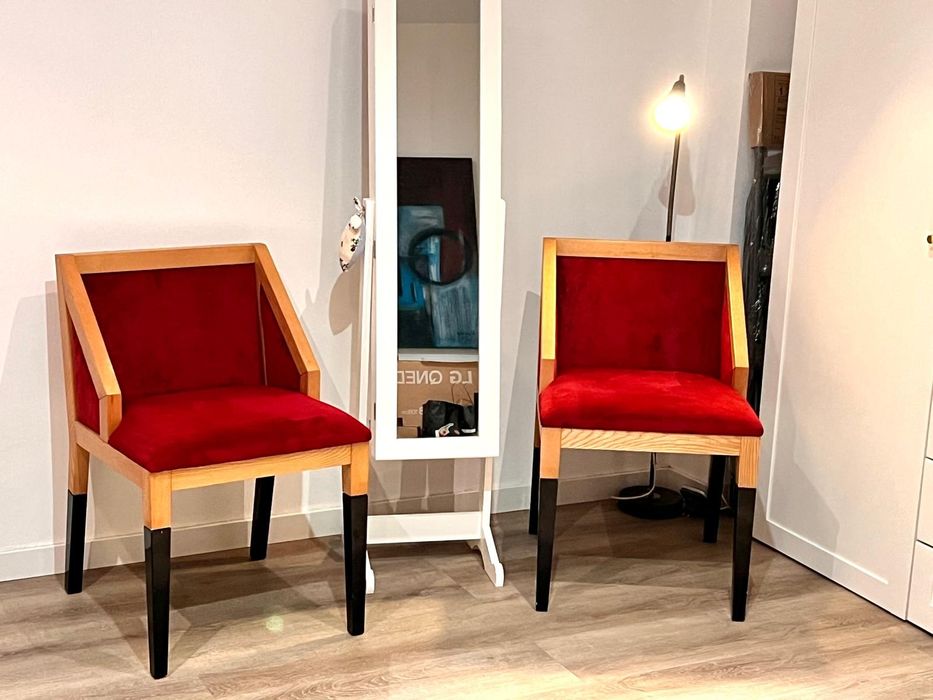 2 Cadeiras em Veludo Vermelho – Excelente Estado

Vendo conjunto d