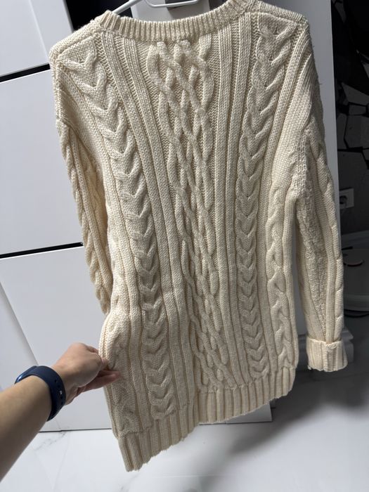 Подовжений теплий обʼємний светр з вовни.