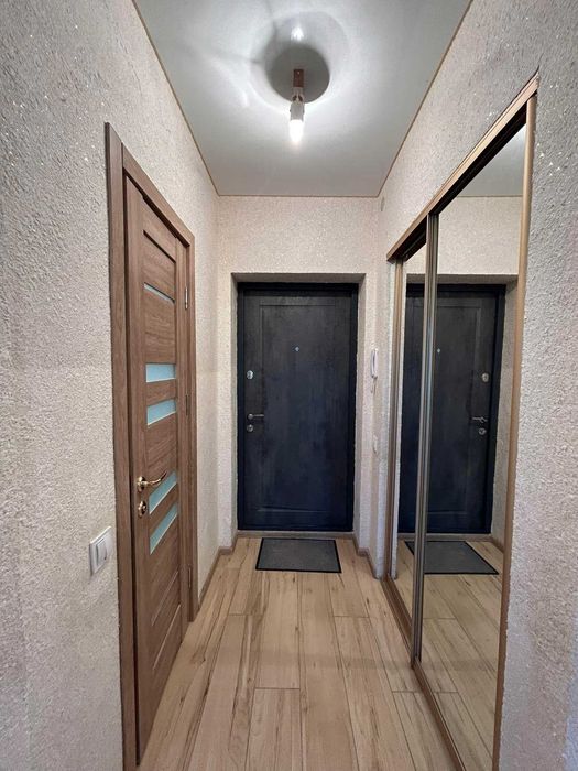 Простора двокімнатка з краєвидом на гори