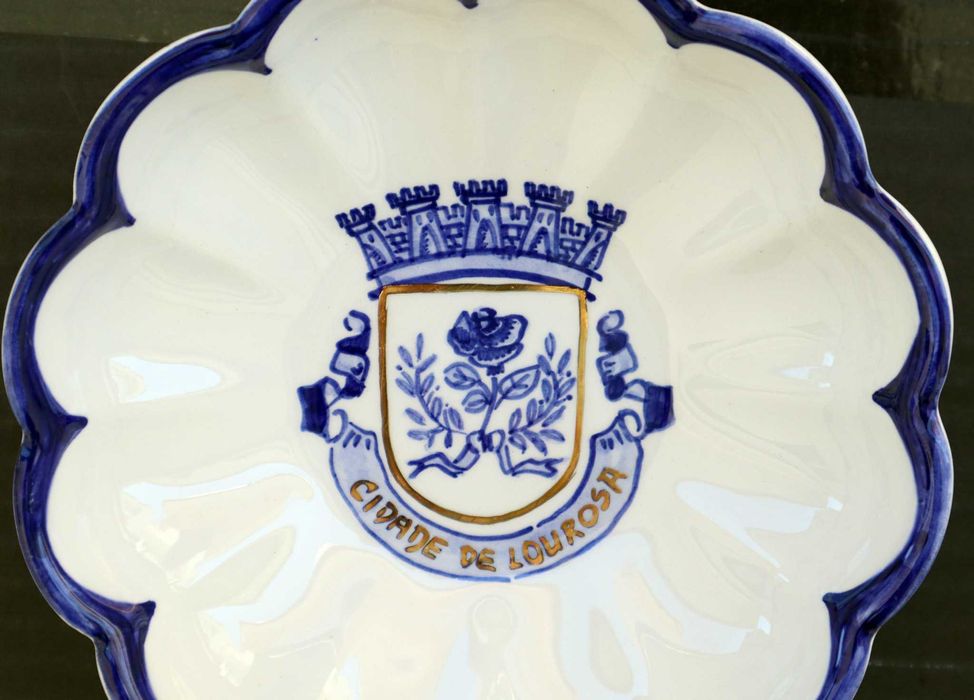 Taça emblema decorativo louça pintado mão de Lourosa