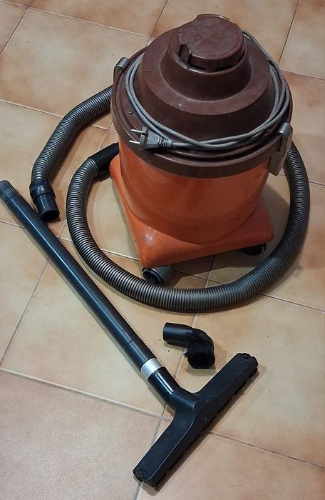 Aspirador de pó e líquidos  a funcionar bem