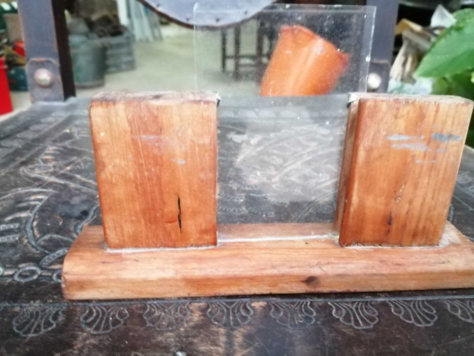 moldura antiga em madeira , metal e vidro , ler anuncio