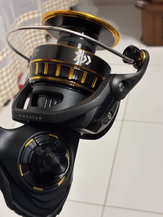 Carreto para pesca de barco daiwa bg5000 completamente novo na caixa