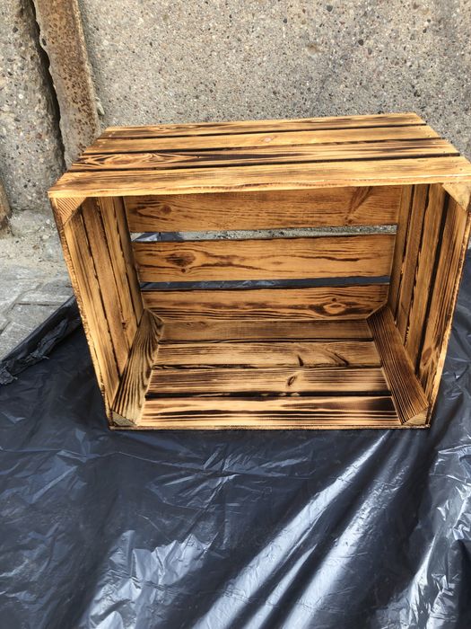 Drewniana skrzynka opalana i lakierowana – regał, półka, dekoracje