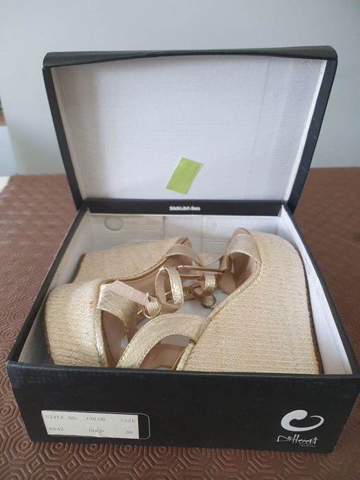 Sandálias marca DIFFERENT n°38 ( usadas uma vez)