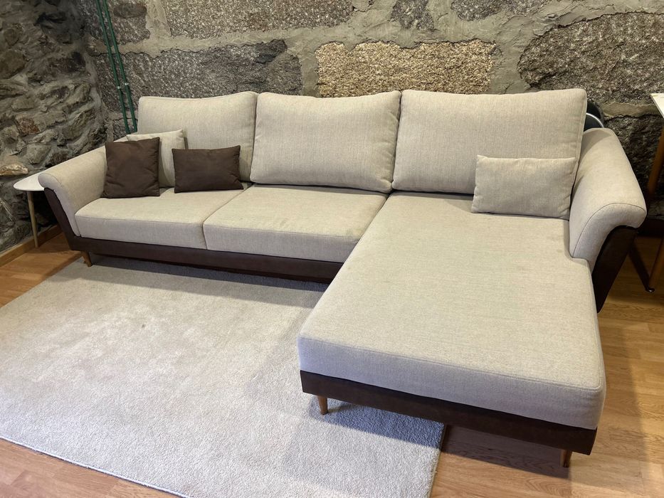 Sofá com chaise-long