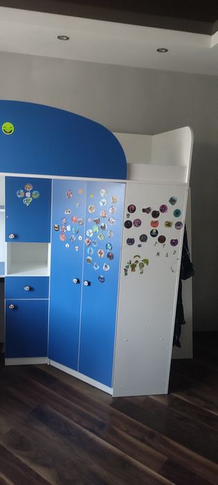 Дитяча стінка: стіл, ліжко, шафа.