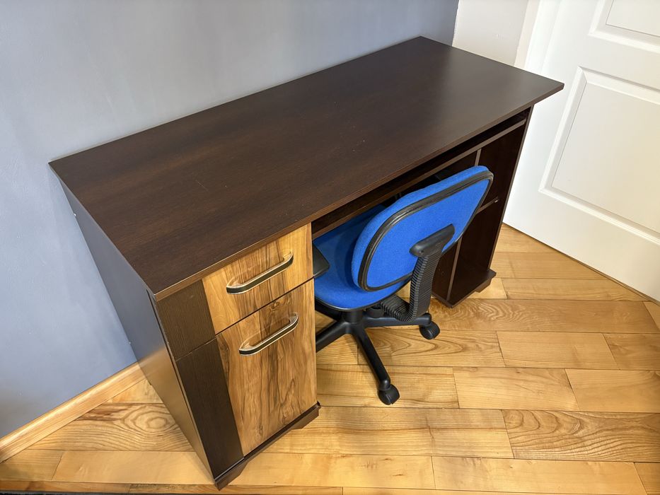 Biurko z pojemną szafką i miejscem na komputer