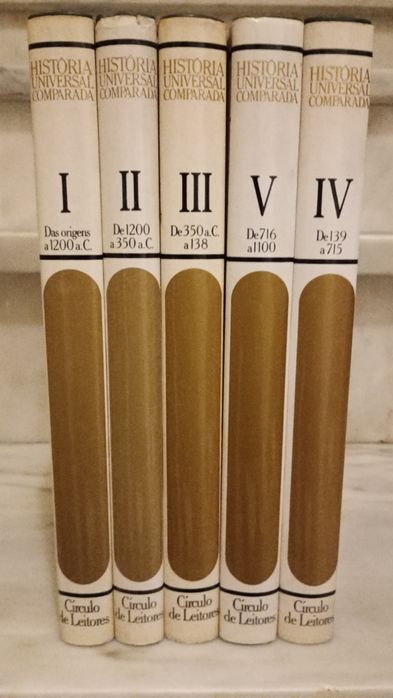 Cinco volumes da História Universal Comparada