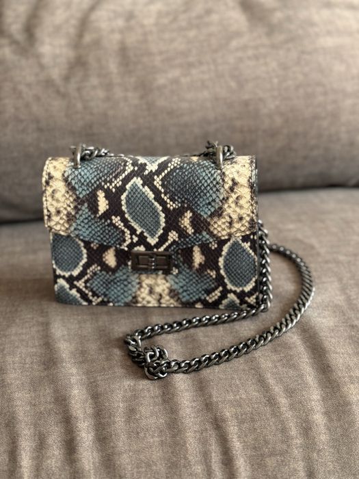 Сумка кросбоді зі зміїним візерунком на ланцюжку