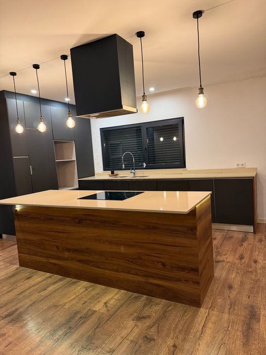 Cozinha completa  com ilha e com placa de indução