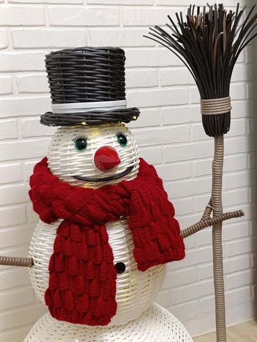 Сніговик з штучного ротангу