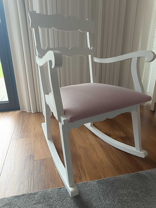 Cadeira de baloiço branca e rosa de pinho maciço