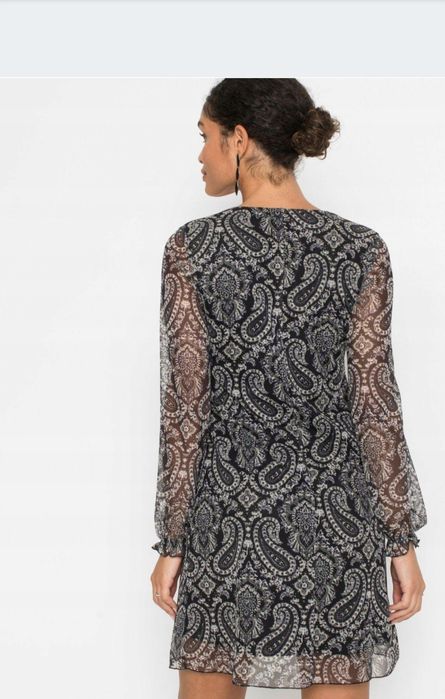 Wzorzysta sukienka z siateczki 38