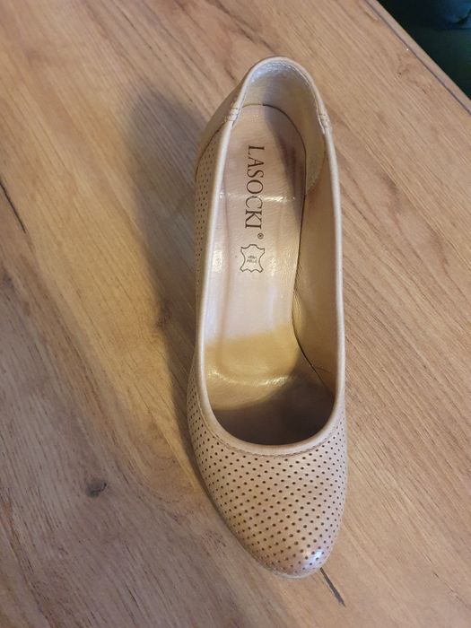Pantofle Lasocki skórzane nude 36