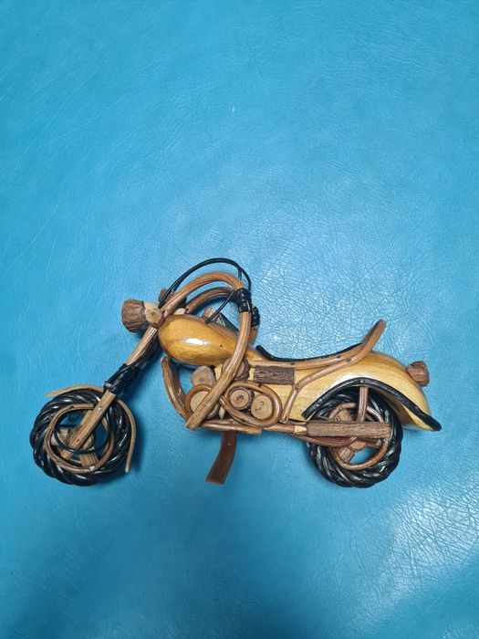 Artesanato moto em miniatura de madeira