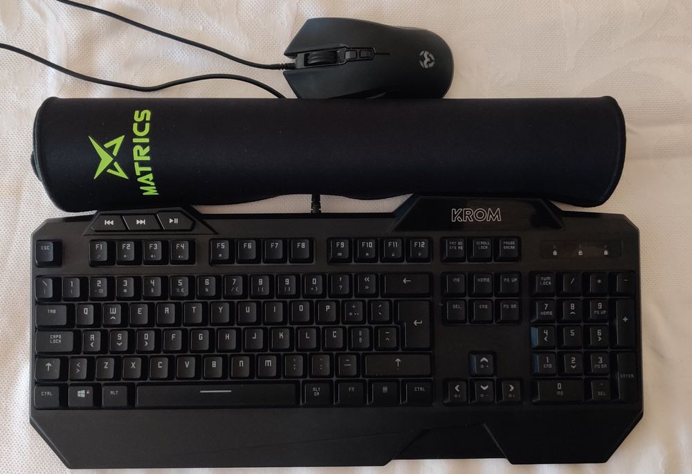 Teclado, rato e Tapete gaming RGB como novo64550587789185121