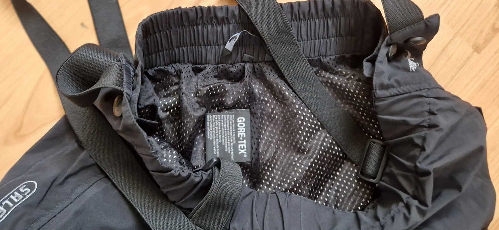 Męskie Czarne spodnie Salewa z szelkami Gore-Tex L