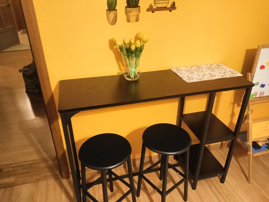 Świetny stolik i krzesła