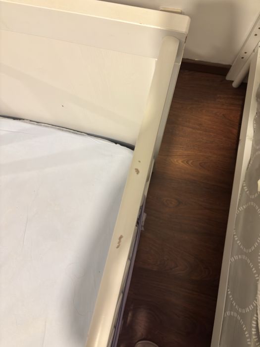 Berço com colchão e capa impermeável