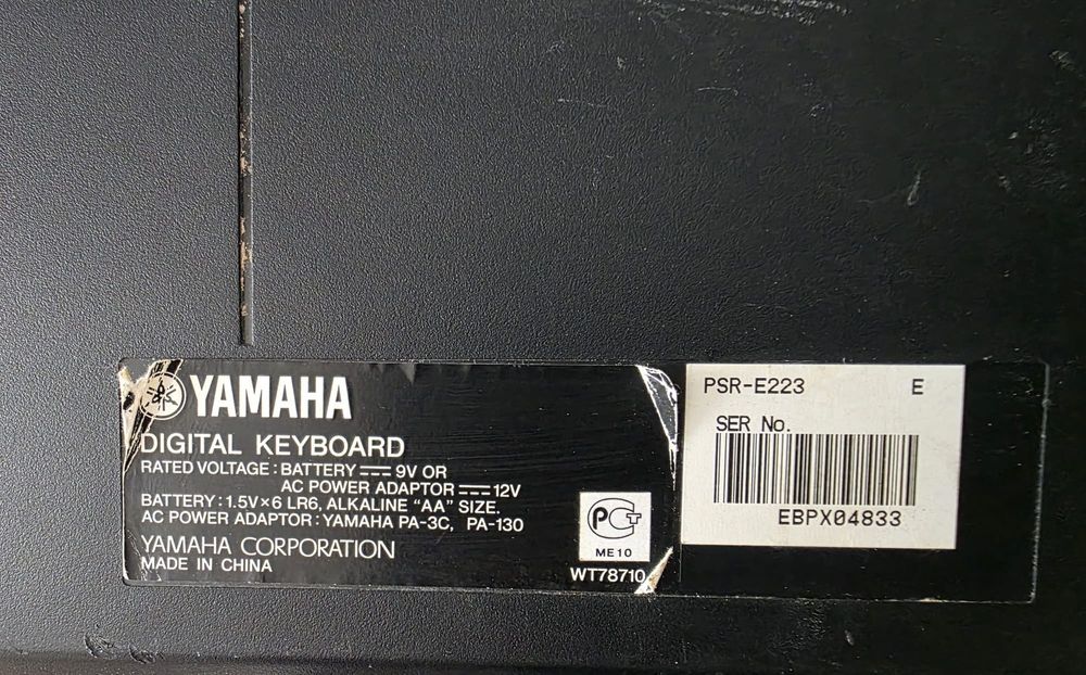Piano YAMAHA PSR - E223 falta Carregador