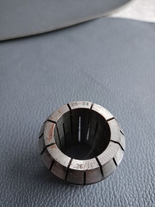 Tuleją zaciskowa er 40     24-25mm