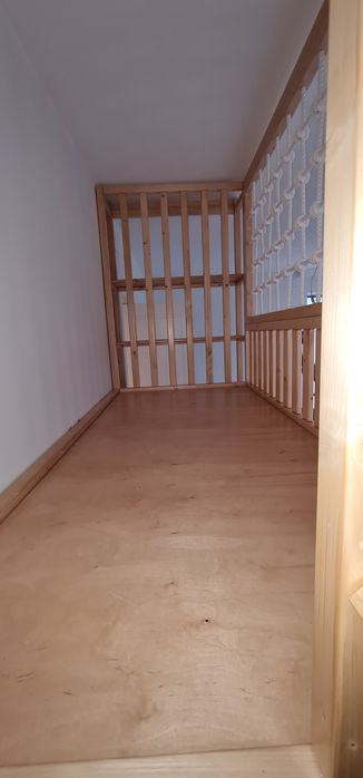 Łóżko piętrowe drewniane lakierowane z siatka i regałem