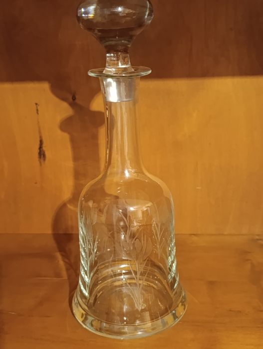 Karafka białe szkło z widocznymi   wzorami.  Szlifu kwiatów