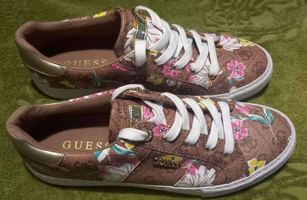 Кросівки для міста Guess.