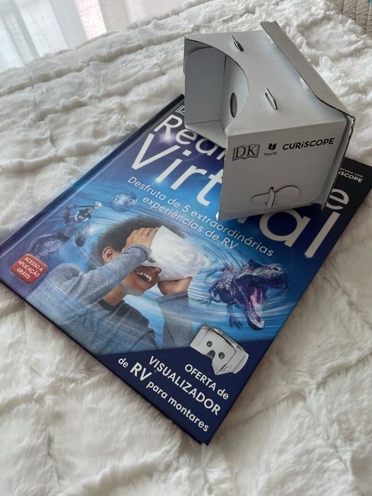 Livro e óculos de realidade virtual.