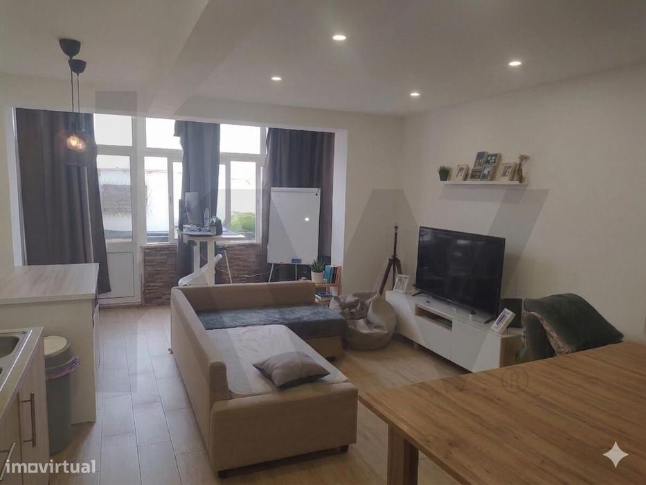 Apartamento T1 com Terraço de 50m2 – Totalmente Remodelado na Cova da — Almada, Cova Da Piedade, Pragal E Cacilhas, Setúbal