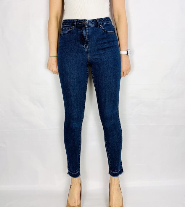 Granatowe jeansy z postrzępionymi nogawkami S 36