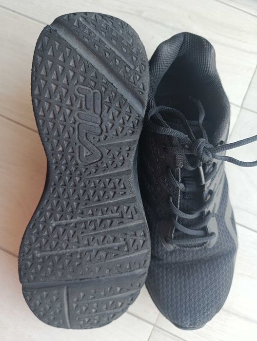 Sapatilhas de homem. Tamanho 45. Fila.