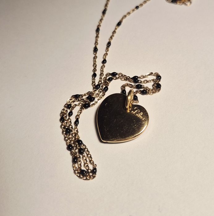 Lilou naszyjnik z zawieszką serce pozłacane z czarną emalią