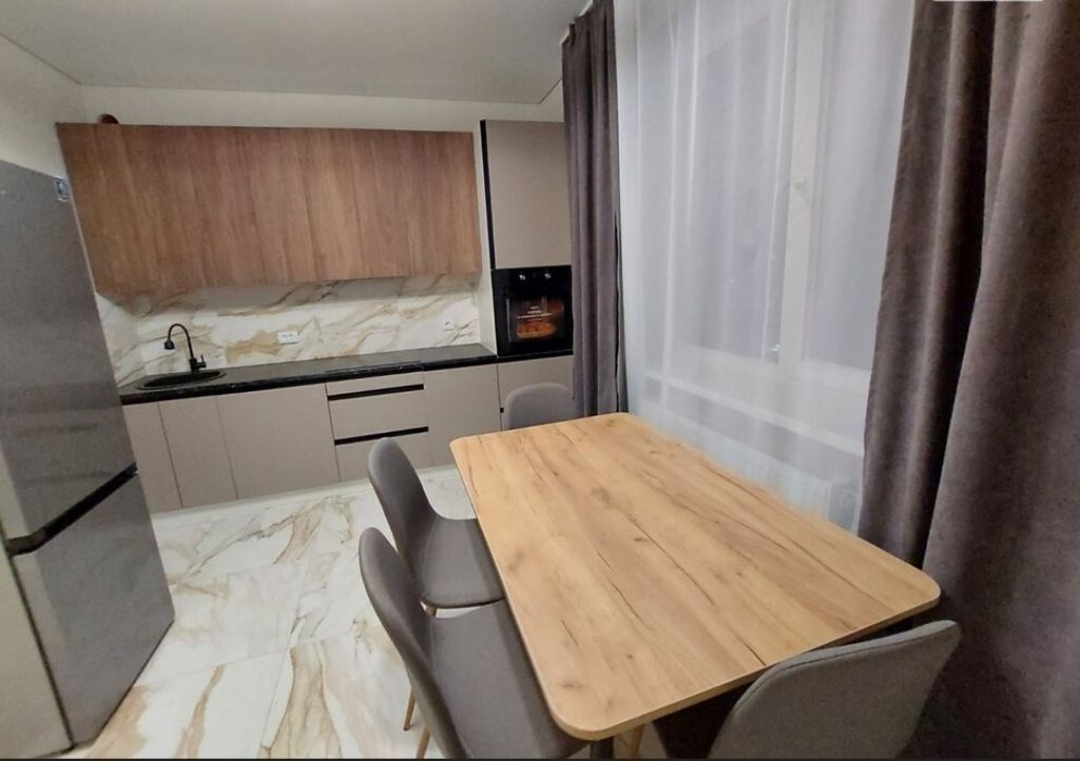 Здається 1-км.Біля Парку.