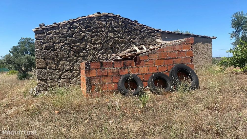 Terreno rústico com casa de xisto, Escalos de Baixo| Castelo Branco — Escalos De Baixo E Mata, Castelo Branco