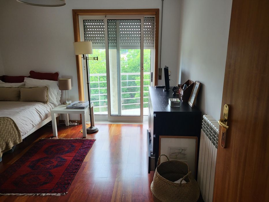 Quarto para arrendar. Simpático quarto para arrendar num aoartamento aconchegante.