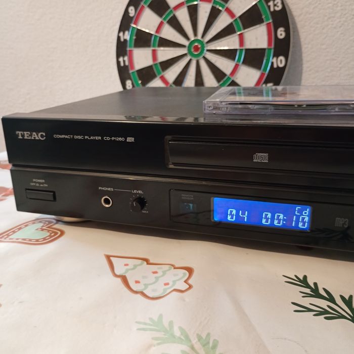 odtwarzacz CD TEAC CD-P1260, który obsługuje formaty CD i MP3.