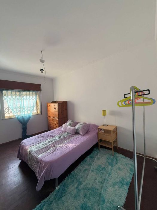 quarto casal para arrendar Amora com despesas