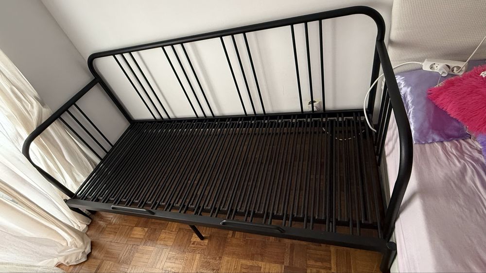 Cama de steiro que vira de casal