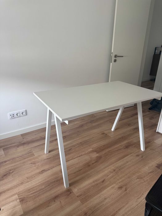 Secretária Ikea TROTTEN 140x80
